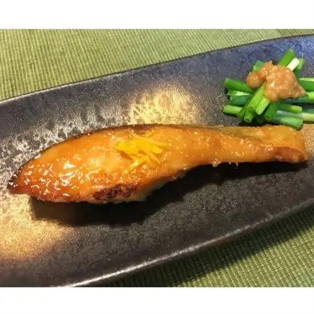 ふっくら柔らか!宮城県南三陸サーモン、塩銀鮭・小分けタイプ3切れ×3袋＆ひとめぼれ米2合のセット_魚介・海産物 鮭・サーモン 鮮魚 さけ サケ さーもん   精米 米    ひとめぼれ 米 _【配送不可地域：離島】【1310627】