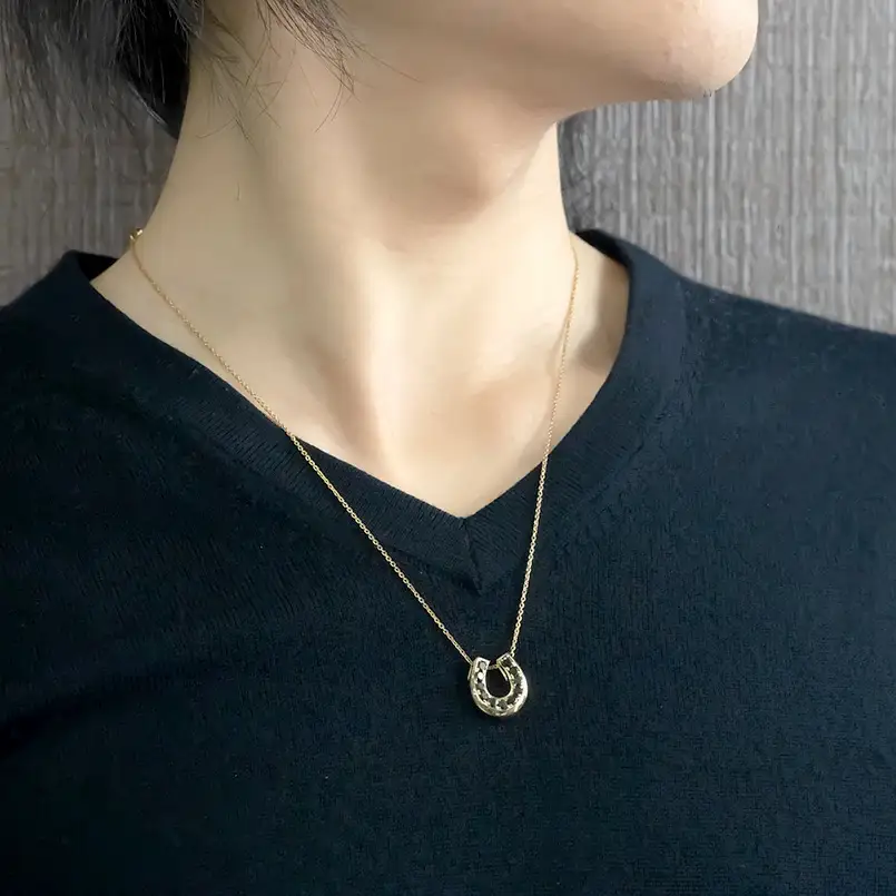  18金 ペンダントトップ 馬蹄 ブラックダイヤモンド 1.0ct ネックレス ホースシュー ブラックダイヤ 蹄鉄 シンプル ジュエリー 山梨県 昭和町 送料無料 管理番号230227102bkym SWAA095