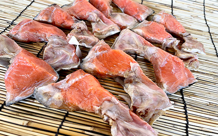天然・紅鮭切身甘口かま1.0kg サケ さけ ご飯のお供 北海道 海産物 魚 お弁当 おかず カマ 朝食  F4F-8193