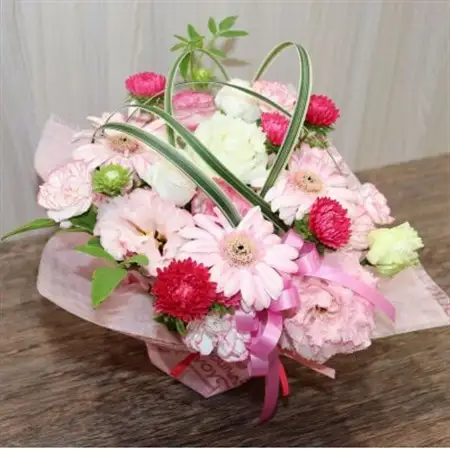 【ピンク系:ガーベラ、トルコキキョウ+季節のお花】生花アレンジメント【配送不可地域：離島】【1379554】
