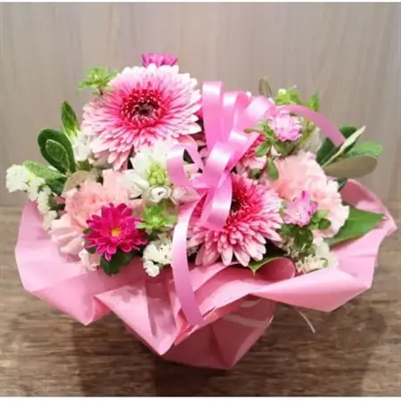 【ピンク系:ガーベラ、カーネーション+季節のお花】生花アレンジメント【配送不可地域：離島】【1379555】