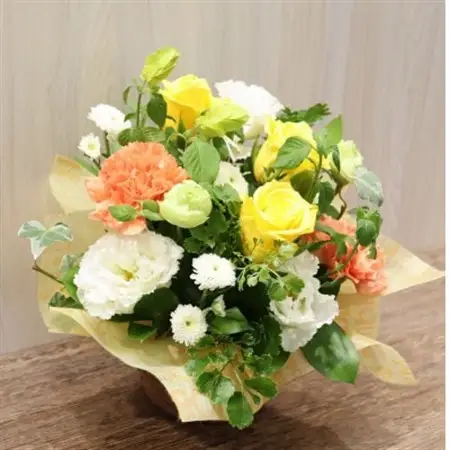 【イエロー・オレンジ系:バラ、カーネーション+季節のお花】生花アレンジメント【配送不可地域：離島】【1379556】