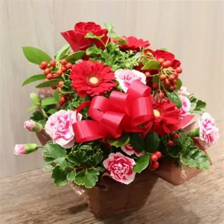 【レッド系:バラ、ガーベラ+季節のお花】生花アレンジメント【配送不可地域：離島】【1379830】