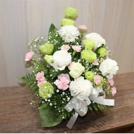 白とグリーンのお花で上品な雰囲気のお供えアレンジ【配送不可地域：離島】【1398686】