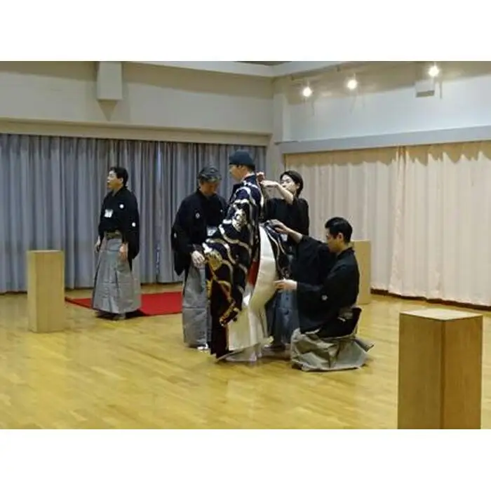 能楽師による能装束着附け＆能舞台の上で写真撮影