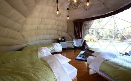 温泉宿でのグランピング利用券（50,000円分）宿泊券 入場券 チケット キャンプ グランピング 旅行 テント ドームテント 温泉 アウトドア