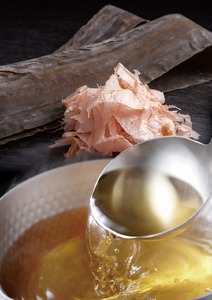 プレミアム白口浜根昆布だし300ｍｌ×6本 だし 出汁 ダシ 液体だし 根昆布 こんぶ 調味料 万能調味料 北海道 函館 はこだて_HD094-005