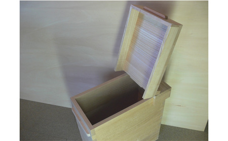 総国産桐材で作った跳上式蓋 桐米びつ 30kg入《サイズ：W28cm×D51cm×H59cm》重さ約5kg