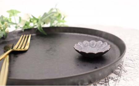 有田焼 上質な黒でワンランク上のコーディネート［プレート＋花豆皿］深海三龍堂 A18-191