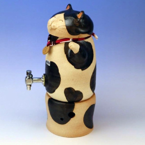 焜清窯　常滑焼焼酎サーバー 招き猫　黒猫 陶器 蒸留酒 保存 焼酎ボトル 焼酎瓶 お酒 酒器 まろやか インテリア 猫 やきもの パーティ キッチン ウォーターサーバー 遠赤外線効果 伝統工芸 かわいい 日本六古窯 常滑焼 愛知県 常滑市