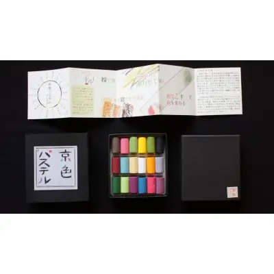 【王冠化学工業所】京色パステル18色セット(パステル紙付き)［ 京都 セット 伝統 和 ご当地 お取り寄せ 贈り物 家庭用 自宅用 贈答品 贈答用 お祝い 内祝い ギフト プレゼント おすすめ 人気 パステル アート 色 絵具 画材 絵画 アート 文具 ハンドメイド 手づくり 最高級 高級 ロングセラー ブランド メーカー 趣味 癒し セラピー 日本初 ドール 人形 歴史 受賞 ］