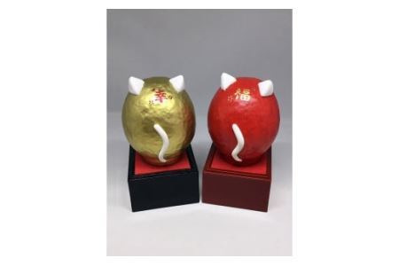 猫だるま「だるまニャン子」赤と金（台座付き）
