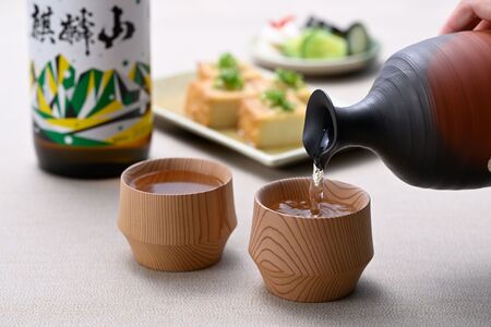 ぐい呑み 新潟県産杉のぐい呑み「樹盃 Sugi」2個入り《1個のサイズ：Φ65×H50~52mm》朝倉家具