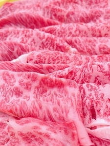 （冷凍） 松阪牛 肩ロース すき焼き 800g b-85 ／ 瀬古食品 ふるさと納税 牛肉 松阪肉 名産 ブランド 霜ふり本舗 三重県 大紀町