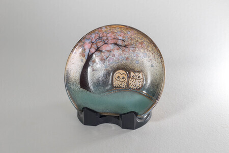 半月皿「フクロウと桜」ペア （株）布引焼窯元 滋賀県 東近江市 A-D08 ふくろう 桜 皿 プレート 陶器 銘々皿 和食器 工芸品 手描き 七彩天目 ペアセット 縁起物 ギフト 贈答品 贈り物 焼き物