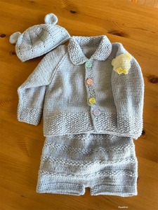 手編みベビーニット（上下帽子セット） [編み物 手作り ファッション 子供服 ズボン ボタン 小物 キッズ 赤ちゃん かわいい]  ブルー