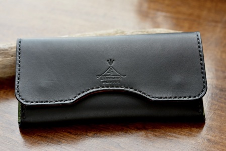 BLUE.ART 黒部の名水染めレザーロングトラッカーウォレット４（長財布） 雑貨 革小物 姫路レザー 牛ヌメ革 経年変化 カード6連収納 ジップ式小銭入れ 