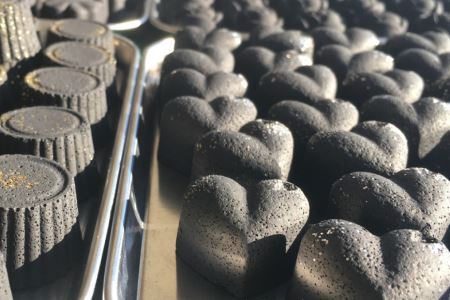 【吉田町のセラミック炭】炭のチョコラ4個入 [アスカム 静岡県 吉田町 1035158]