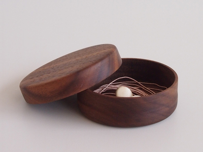 【シャーレ　メープル】持ち歩きにも便利な茶筒のような形状　国産　建彦木工　直径67mm×22mm【栃木県足利市】 F7Z-706