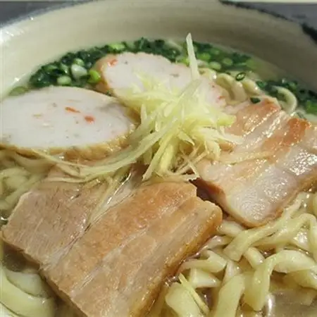 【郷土の伝統の味】自家製麺　三枚肉＆かまぼこ5食セット(沖縄そば)【配送不可地域：離島】【1023058】