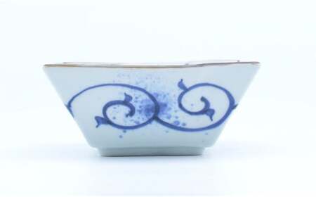 有田焼 花牡丹唐草 角鉢【まるぶん】食器 器 うつわ 磁器 陶磁器 和食器 染付 鉢 中鉢 角鉢 ボウル 盛皿 菓子鉢 青 ブルー 手描き 電子レンジ対応 食洗機対応 30000円 3万円 aw042