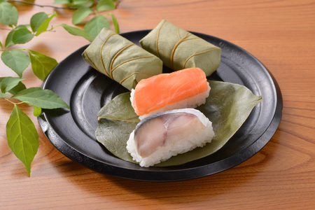 （冷蔵） 柿の葉寿司 ２種 ５０個入（さば、さけ 各２５個入） ／ すし 鯖 鮭 シャケ 奈良名物 ご当地グルメ 中谷本舗 お取り寄せグルメ 郷土料理 押し寿司 ゐざさ 奈良県 田原本町
