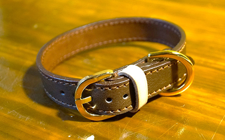 《色が選べる》本革製犬用首輪 幅約2.1cm ＜セミオーダー品＞ 国産牛ヌメ革 ハンドメイド レザー 本革 犬用 ペット 首輪 革製品 ネーム刻印 セミオーダー 色が選べる 贈り物 ギフト  F6L-401