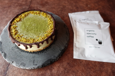 有機抹茶＆ピスタチオのRawケーキ4号(DRIP coffee付) お菓子 おかし スイーツ お取り寄せ お取り寄せスイーツ お土産 洋菓子 食品 食べ物 ギフト プレゼント 贈り物 冷凍配送 冷凍食品