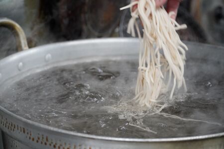 羽衣製麺　生うどん【2箱セット】(贈答用箱入り8玉セット×2箱)