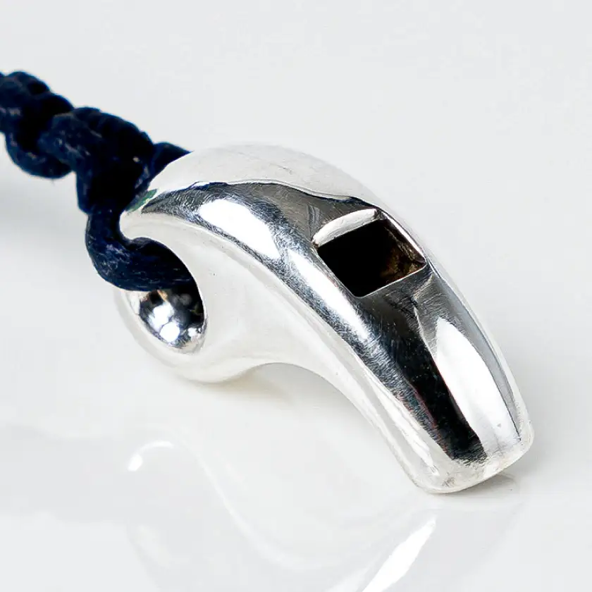 勾玉銀の笛　天然石ビーズ付き　大きめサイズ(約23mm)_ペンダント 彫金 シルバー アクセサリー ホイッスル 防災 防災グッズ 非常用 防災用品_【1200437】