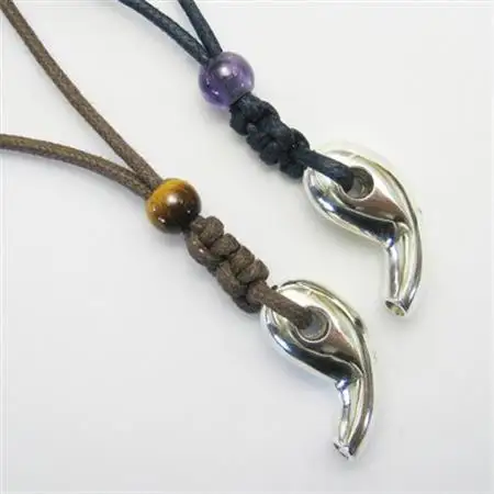 勾玉銀の笛　天然石ビーズ付き　小さめサイズ(約20mm)_ペンダント 彫金 シルバー アクセサリー ホイッスル 防災 防災グッズ 非常用 防災用品_【1200438】