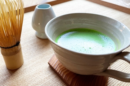 日本茶鑑定士監修の宇治抹茶（40g入り）と白ティーカップ〈お茶 茶 煎茶 緑茶 粉末 宇治抹茶 抹茶 ティーカップ 石臼挽き 飲料 加工食品 ハンドメイド 日本茶鑑定士〉