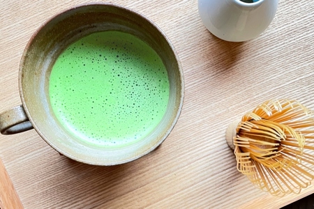 日本茶鑑定士監修の宇治抹茶（40g入り）と黒ティーカップ〈お茶 茶 煎茶 緑茶 粉末 宇治抹茶 抹茶 ティーカップ 石臼挽き 飲料 加工食品 ハンドメイド 日本茶鑑定士〉