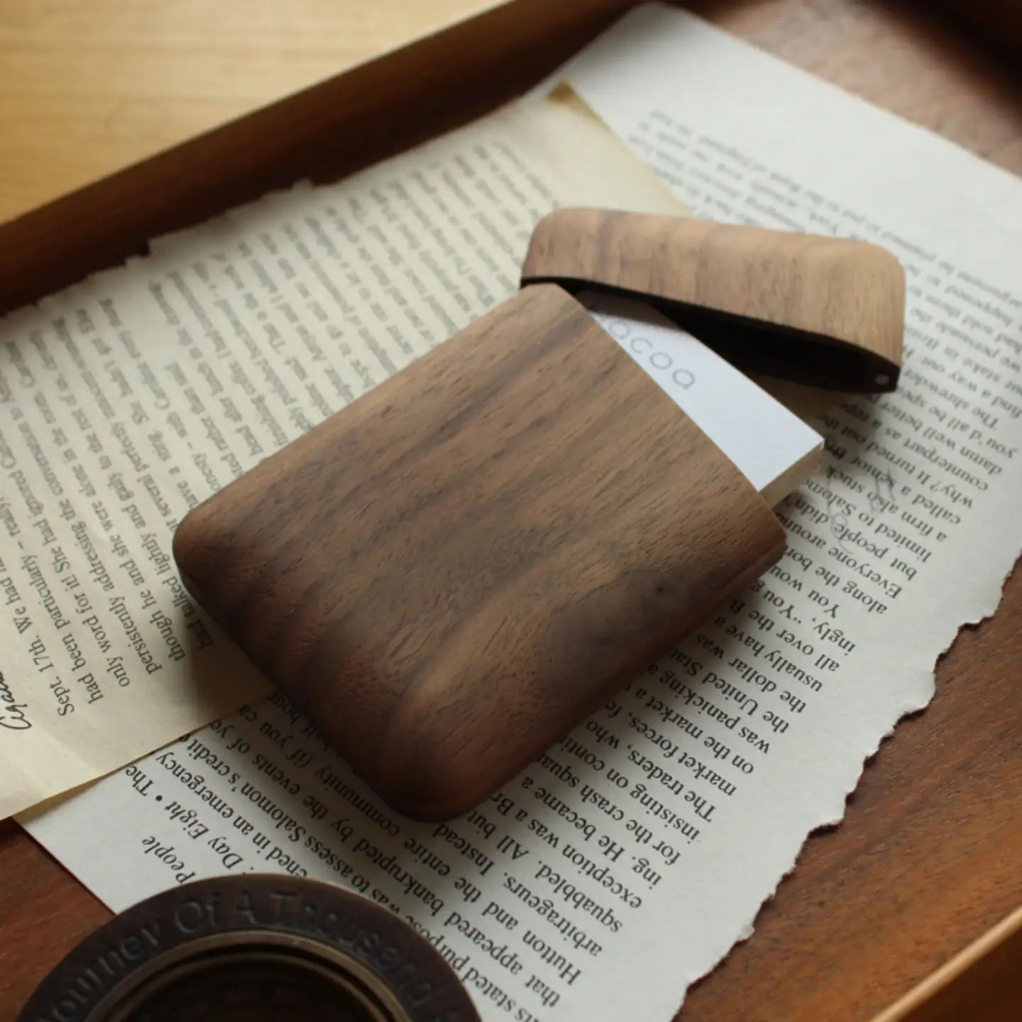 【Hacoa】おしゃれで美しいデザインの木製名刺入れ ウォールナット「Card Case Gentle」 スマホスタンド 卓上