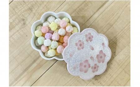 有田焼 春の器 虹彩桜花型 ボンボニエール 24to3【西富陶磁器オリジナル】食器 うつわ 器 菓子器 蓋物 磁器 小物入れ 小箱 桜 さくら ピンク ひなまつり お祝い ギフト bi073