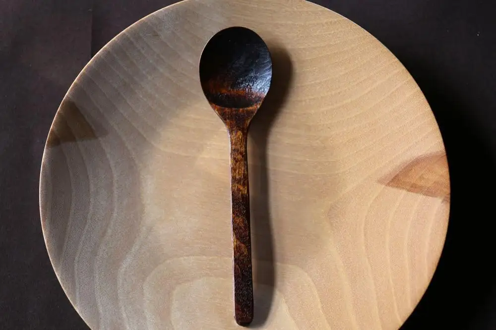 漆を使った手彫りの丸スプーン 1本【受注生産】【WOOD IKOR】 スプーン 漆 木製 カトラリー 日用品 雑貨 食器 北海道 [AXBI001]
