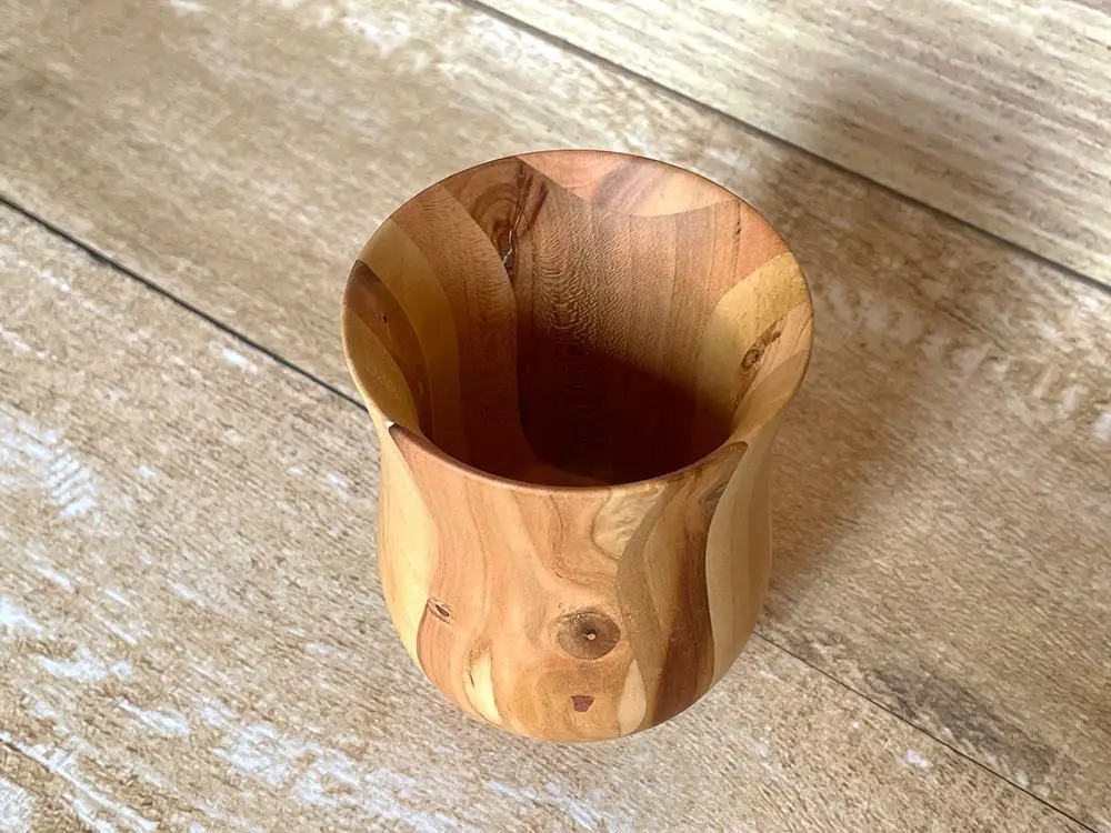 箱根の伝統技法を使って生まれた梅の木の湯呑み［工芸品工芸品］
