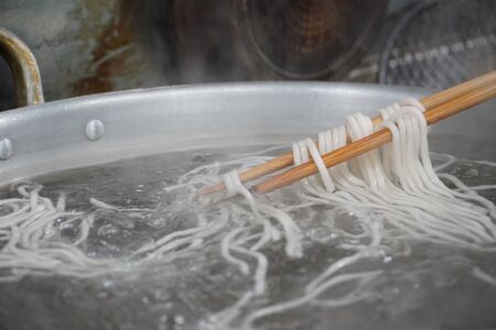 羽衣製麺　生冷や麦【1箱】(贈答用箱入り8玉セット)