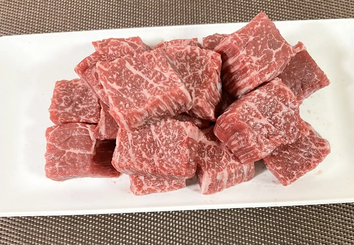 佐賀牛（A5ランクプレミアム）不揃いサイコロステーキ 500g：B220-044