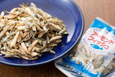 無添加 アーモンドフィッシュ 1袋25パック入り【栄養機能食品】 給食使用 個包装 小分け カルシウム 小魚 おやつ おつまみ おすすめ 瀬戸内海産 かたくちいわし 美味しい おいしい 阿川食品株式会社 国産 愛媛 伊予市 | A23