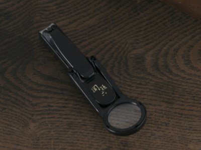 H7-138 ＜刀匠 ◇貝印 関孫六の伝統から生まれたツメキリ＞ ◇貝印 関孫六 ルーペ付きツメキリ ～ルーペ付きだから爪がしっかり見えて切りやすい 虫眼鏡 ルーペ 拡大 爪切り つめきり 黒～