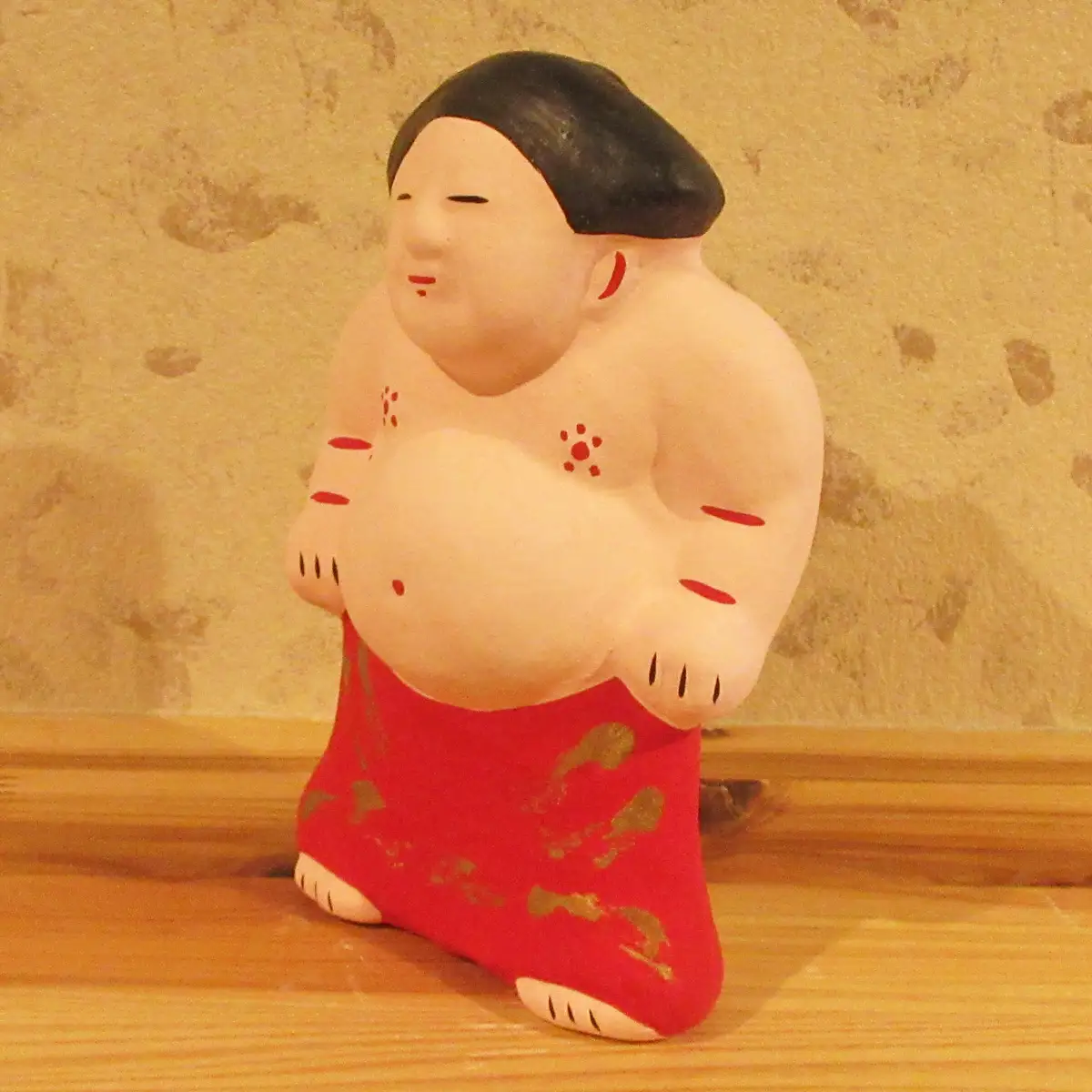 M-AC9.【長谷寺詣で人気の土産品】出雲人形　力士（化粧まわしの色 赤）