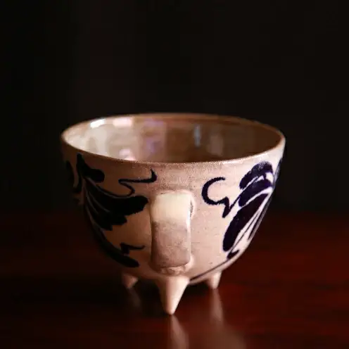 ＜南陶窯＞三つ足カフェオレボウル【唐草】 〇 読谷村 うつわ 陶器 焼き物 久場政一 沖縄 やちむん アフリカン うちなーすぐりむん コップ 地場産品 手作り 人気商品 柄違い有 プレゼントに 足付き お祝いに オススメ 伝統工芸品