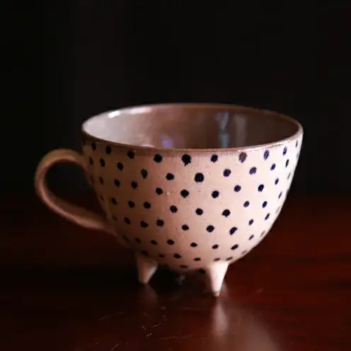 ＜南陶窯＞三つ足カフェオレボウル【青・ドット】 ☆ 読谷村 やちむん 陶器 焼き物 コップ 沖縄 柄違い有 コバルト うちなーすぐりむん カワイイ 久場政一 手作り 人気商品 ぽってり プレゼントに 伝統工芸品 お祝いに オススメ