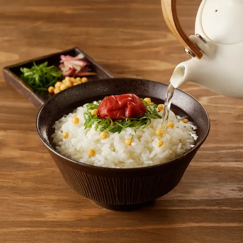 函館唯一の削り節屋の本格根昆布だし かつお節粉入 500ml × 6本 昆布 根昆布 エキス 万能 調味料 だし 味噌汁 卵焼き 漬物 お吸い物 スープ 削り節 かつお節 和食 こだわり 本格 簡単 お手軽 厳選素材 北海道 函館 送料無料 お取り寄せグルメ_HD060-013