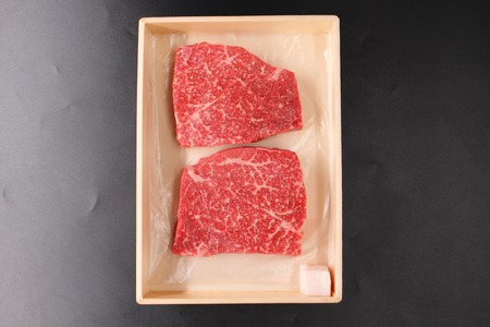 特選近江牛　赤身ステーキ【200ｇ×２枚】黒毛和牛 切り落し 和牛 国産 近江牛 ブランド牛 三大和牛 牛肉 冷凍 贈り物 ギフト プレゼント 黒毛和牛 B-C04　株式会社びわこフード(近江牛専門店 万葉) 東近江