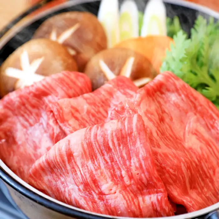 【冷蔵配送】全国大会W受賞！奥出雲和牛肩ロースすき焼き肉の定期便800g×12回 （毎月17日お届け）【牛肉 定期便 肩ロースすき焼き肉 800g 12回 すき焼き 人気 冷蔵 国産 奥出雲和牛 黒毛和牛 ブランド牛 贅沢 お祝い 贈り物 プレゼント ギフト】