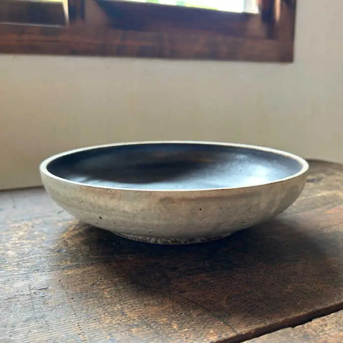 【受注生産】 中黒八寸鉢 アイボリー + 黒釉 糸島市 / うつわと手仕事の店 研 器 陶器 食器 クラフト 手作り [ARD037]
