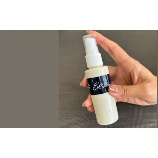 四日市萬古焼ボトルに入った桜のフレグランススプレー BLOSSIA 50ml 御幸毛織 / 四日市 萬古焼 万古焼 アロマスプレー 桜の香り アロマ 香り 癒し 安眠 睡眠 気分転換 リフレッシュ ゆったり 桜 花  インテリア かわいらしい 可愛い かわいい エコ 手軽 長時間持続 