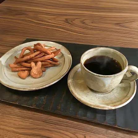 かいぞくかりんとうとドリップコーヒーのセット(Bコース) かりんとう ドリップコーヒー セット 手作業 職人 国産 無添加 素材 サクサク 食感 懐かしさ 素朴 味 人気 小さなお子様 年配 安心 自家焙煎 お菓子 おやつ コーヒー 焙煎 季節限定 スイーツ ブレンド 伝統 食品 梱包